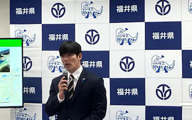 記者会見する福井県の石田嵩人知事(23日、福井県庁)