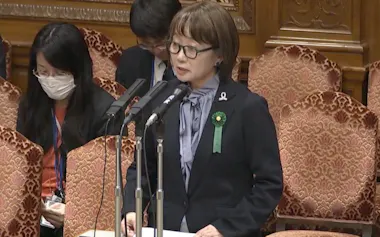 参議院予算委員会でがん患者の思いを訴える轟浩美さん(3月25日)