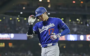 ジャイアンツ戦の八回、左飛に倒れたドジャース・大谷。昨季からの連続試合出塁が53で止まった(22日、サンフランシスコ)=共同