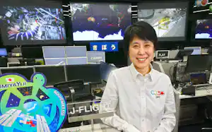 JAXAのフライトディレクタを指す「J―FLIGHT」の看板の隣で(茨城県つくば市のJAXA筑波宇宙センター) JAXAのフライトディレクタを指す「J―FLIGHT」の看板の隣で(茨城県つくば市のJAXA筑波宇宙センター)