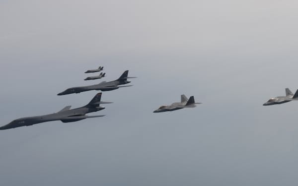 米国の戦略爆撃機や米韓の戦闘機が共同で訓練した（1日）＝韓国国防省提供