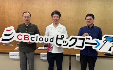 出資企業の役員と写真撮影に応じる松本社長㊥(23日、那覇市)