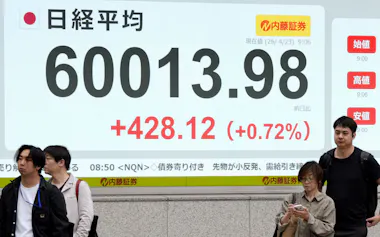 史上初めて6万円を超えた日経平均株価を示すボード=23日午前、東京都中央区