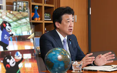 インタビューに答える木原稔官房長官(23日)