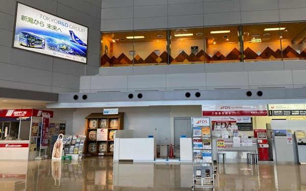 新潟空港に設置したトキエアのカウンター（中央、２日、新潟空港）