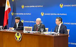記者会見するフィリピン中央銀行のレモロナ総裁㊥ら(23日、マニラ首都圏) 記者会見するフィリピン中央銀行のレモロナ総裁㊥ら(23日、マニラ首都圏)