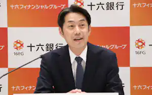 十六銀行の頭取に就く種村京平氏(23日、岐阜市) 十六銀行の頭取に就く種村京平氏(23日、岐阜市)