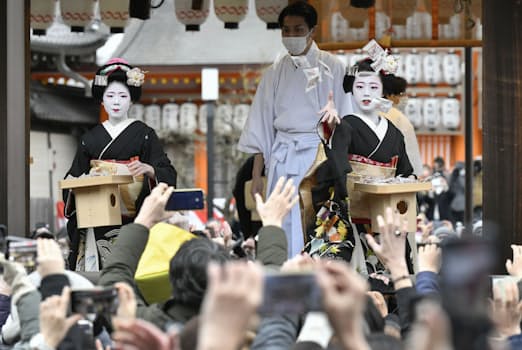 京都・八坂神社で始まった節分祭で、1年の幸福と無病息災を願い豆をまく舞妓ら（2日午後）=共同