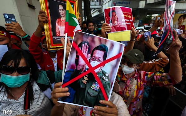 1日、タイの首都バンコクのミャンマー大使館前で抗議する人々=ロイター