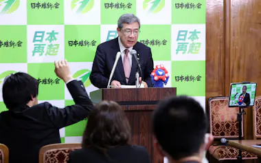 国保逃れの問題について記者会見する日本維新の会の中司宏幹事長