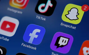 TikTokなど若者が利用するSNSのアプリ=ロイター