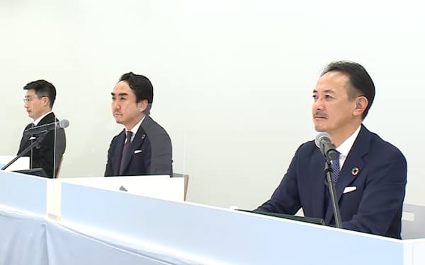 記者会見する（右から）Zホールディングスの川辺氏、出沢氏、慎氏