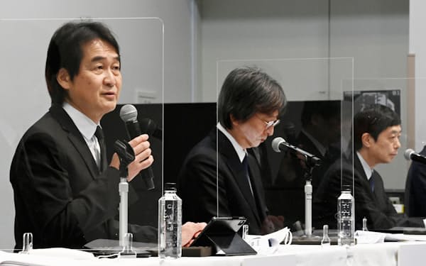 五輪汚職に関する調査報告書について説明するKADOKAWAの夏野社長（左）