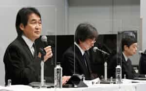 五輪汚職に関する調査報告書について説明するKADOKAWAの夏野社長(左)