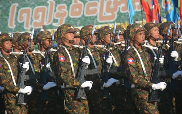 国軍は民主派との衝突が激しい地域に戒厳令を出した（1月4日、独立75周年記念式典で行進する国軍兵士）