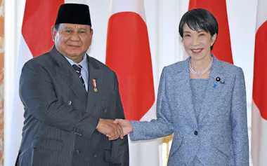 首脳会談を前に握手を交わす高市首相(右)とインドネシアのプラボウォ大統領=31日午前、東京・元赤坂の迎賓館(代表撮影)
