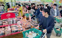 来店客でにぎわうロビン・フッドの総菜売り場(24日午前、愛知県あま市)