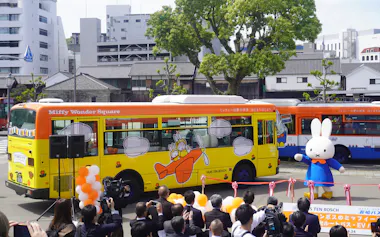 出発式にはミッフィーが登場した(24日、長崎市)