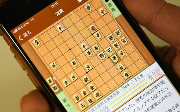 「将棋連盟ライブ中継」のアプリでは、盤面の下に中継記者のコメントが表示される