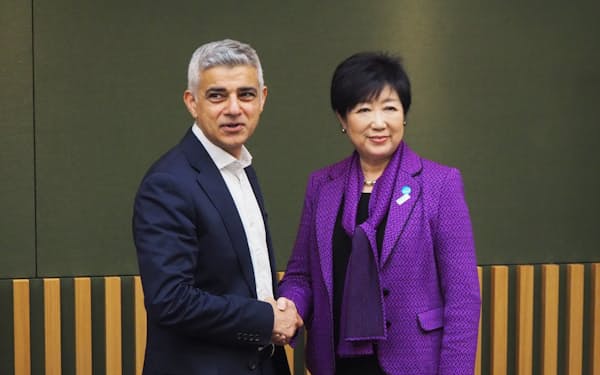 小池百合子知事がロンドン市長と面会し両都市の学生同士の交流などについて意見交換した（2日、ロンドン）