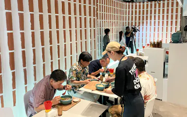 新店舗の「EIBUN palette」は内装に赤瓦をふんだんに使っている(24日、那覇市)
