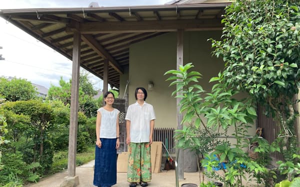 2022年夏に石牟礼道子の旧自宅を訪れたときの筆者㊧と夫の順平さん