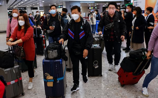 香港は中国の観光客に期待する（1月、高速鉄道で香港に到着した人たち）＝ロイター