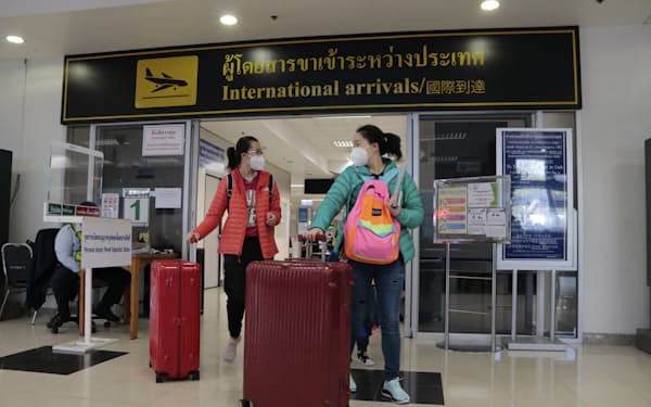 旧正月休み期間の１月下旬にタイの空港に降り立った中国人観光客ら＝ＡＰ