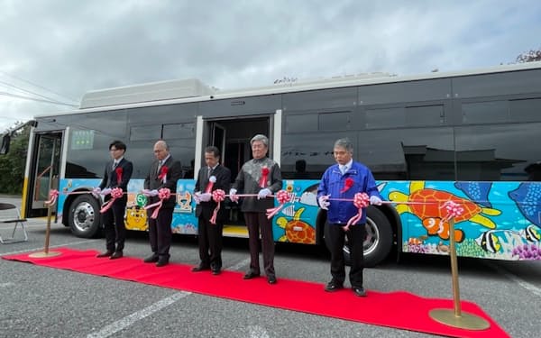 EVバス導入を記念し、関係者がテープカット（３日、沖縄県竹富町）