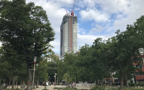 都心部の新築マンションは価格高騰でも人気が続く（2022年、大阪市内で建設中のプレミストタワー靱本町）