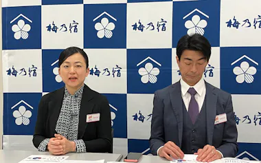 記者会見する梅乃宿酒造の吉田社長(左、24日、東京都中央区)