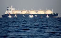 FILE PHOTO: A liquefied natural gas (LNG) tanker is tugged towards a thermal power station in Futtsu, east of Tokyo, Japan November 13, 2017. REUTERS/Issei Kato/File Photo