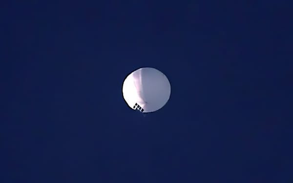 米モンタナ州の上空に浮かぶ気球（１日）＝The Billings Gazette提供・ＡＰ