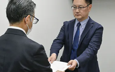 岡山県公害審査会に公害調停を申請する「満栄工業」の関係者(24日、岡山県庁)=共同