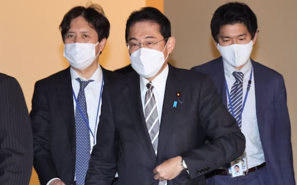 首相官邸を出る岸田首相と荒井秘書官（左端）