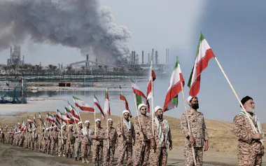 イランの革命防衛隊の隊員(2022年)=WANAロイター、背景はイランの攻撃を受けたバーレーンの製油所(3月9日)=ロイター