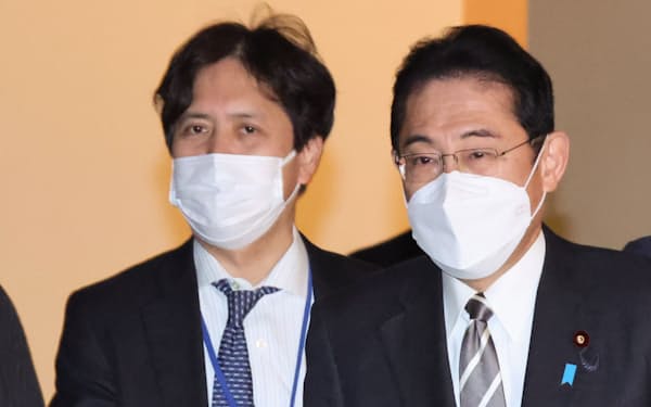 首相官邸を出る岸田首相。左は荒井秘書官（昨年12月）