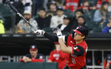 ナショナルズ戦の4回、11号ソロを放つホワイトソックス・村上(24日、シカゴ)=共同