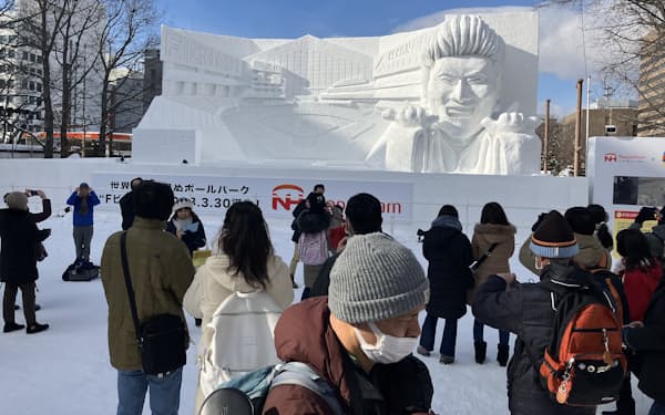 日本ハム新球場と新庄監督の雪像は多くの人が集まった（4日、札幌市内）