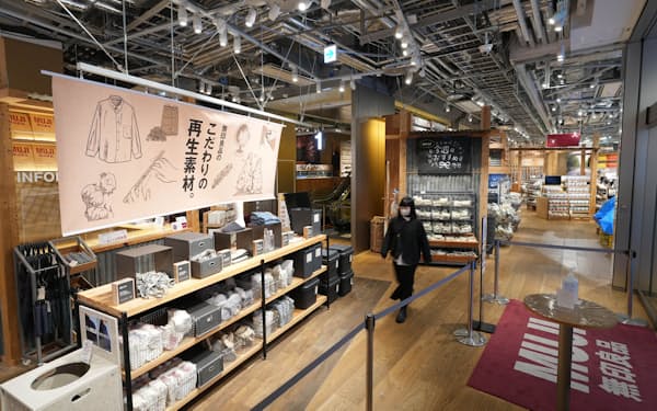 良品計画は一部商品を値上げする一方、家具のサブスクを拡大する(東京都中央区の「無印良品 銀座」)