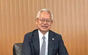 福井銀行の長谷川英一頭取は「感動を与える業務が対価を生み、従業員満足度を高める」と話す 福井銀行の長谷川英一頭取は「感動を与える業務が対価を生み、従業員満足度を高める」と話す