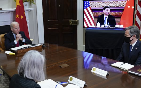 バイデン米大統領㊧はブリンケン国務長官㊨の訪中を延期した(2021年11月の米中オンライン首脳会談）＝ＡＰ