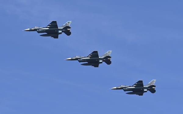 国際観艦式で飛行した航空自衛隊のF2戦闘機（2022年11月、神奈川県沖の相模湾）