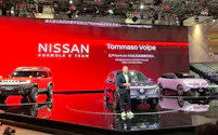北京国際自動車ショーで車両を披露する日産自動車のイバン・エスピノーサ社長(24日、北京市)