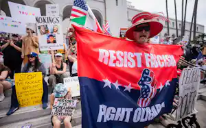 米国民は11月の中間選挙でどんな審判を下すのか(3月28日、米ロサンゼルスの反トランプデモ)=ロイター 米国民は11月の中間選挙でどんな審判を下すのか(3月28日、米ロサンゼルスの反トランプデモ)=ロイター