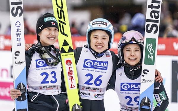 ノルディックスキーのＷ杯ジャンプ女子個人第17戦で優勝した伊藤有希（中央）、２位の丸山希（左）、３位の高梨沙羅。Ｗ杯で日本の女子が初めて表彰台を独占した（5日、ビリンゲン）＝共同