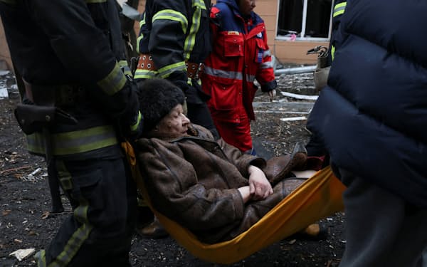 ミサイル攻撃を受けた住宅から救助される負傷者（5日、ハリコフ）＝ロイター