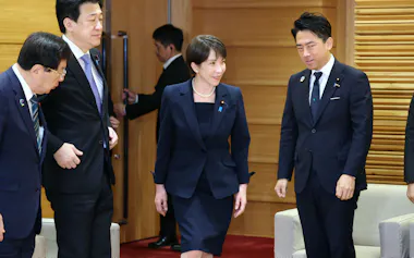 閣議に臨む高市首相(24日午前、首相官邸)
