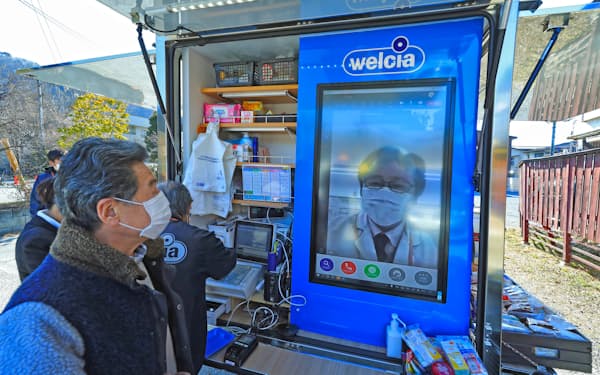 ウエルシア薬局が埼玉県長瀞町と共同事業として運行する移動販売車「うえたん号」。店舗の薬剤師と車載の大型モニターで相談でき、事前注文した一般の医薬品も届けてくれる