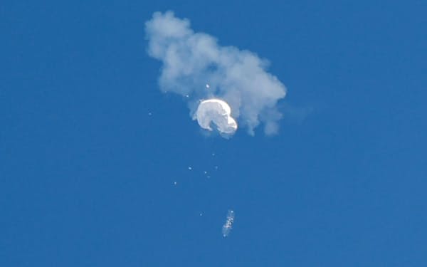 撃墜され、落下する中国の偵察用とみられる気球＝4日、米サウスカロライナ州沖（ロイター＝共同）
